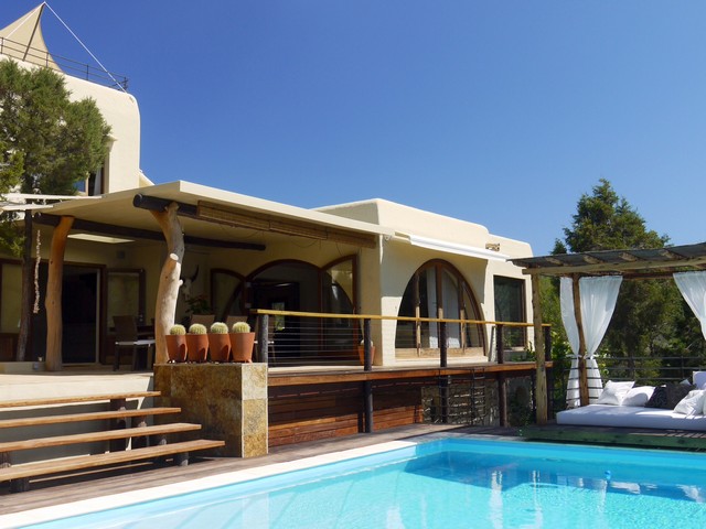 Private villa with beautiful infinity pool in San Rafael